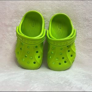 Kids/Toddler Size 6 Green Crocs. Trendy Bold color.🍀